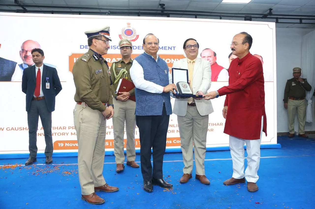 S. B. K. Singh, former Delhi Police Commissioner, and Lt. Governor Vinai Kumar Saxena presenting an award to Mr. Neeraj Arora at the award ceremony