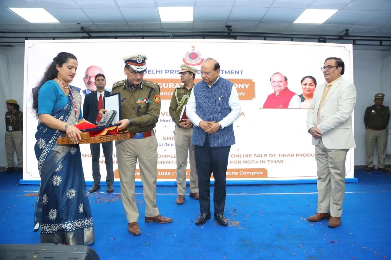 Neeraj Arora receiving an award