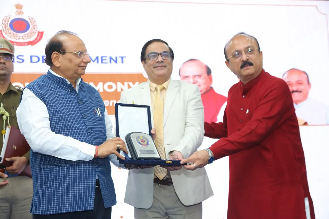 Neeraj Arora receiving an award