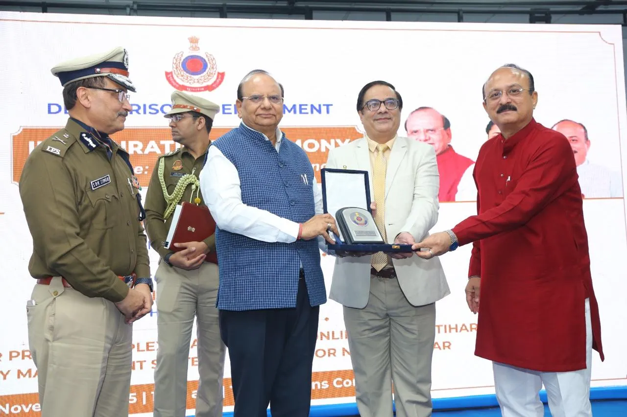 Neeraj Arora receiving an award from S. B. K. Singh, former Delhi Police Commissioner, Lt. Governor Vinai Kumar Saxena, and Ashish Sood, Delhi Home Minister