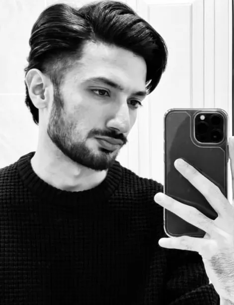 Client testimonial graphic featuring Kashish Sansanwal with food intolerance experience