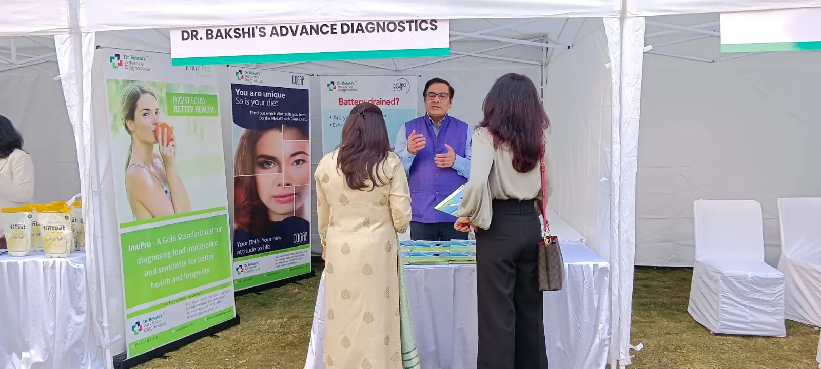 Neeraj Arora discussing the Gut Microbiome test with a client during the event