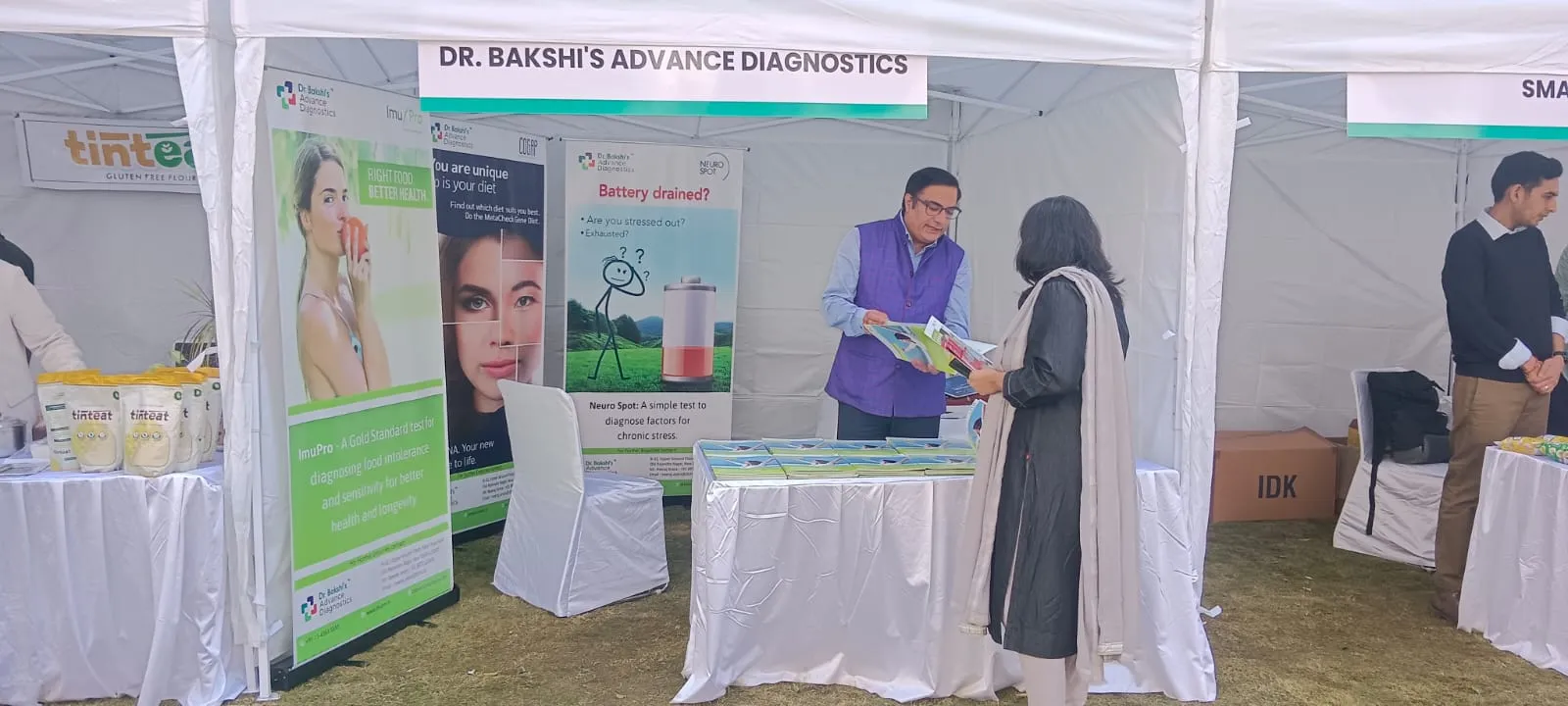 Neeraj Arora discussing the CoGAP MetaCheck test with a client during the event