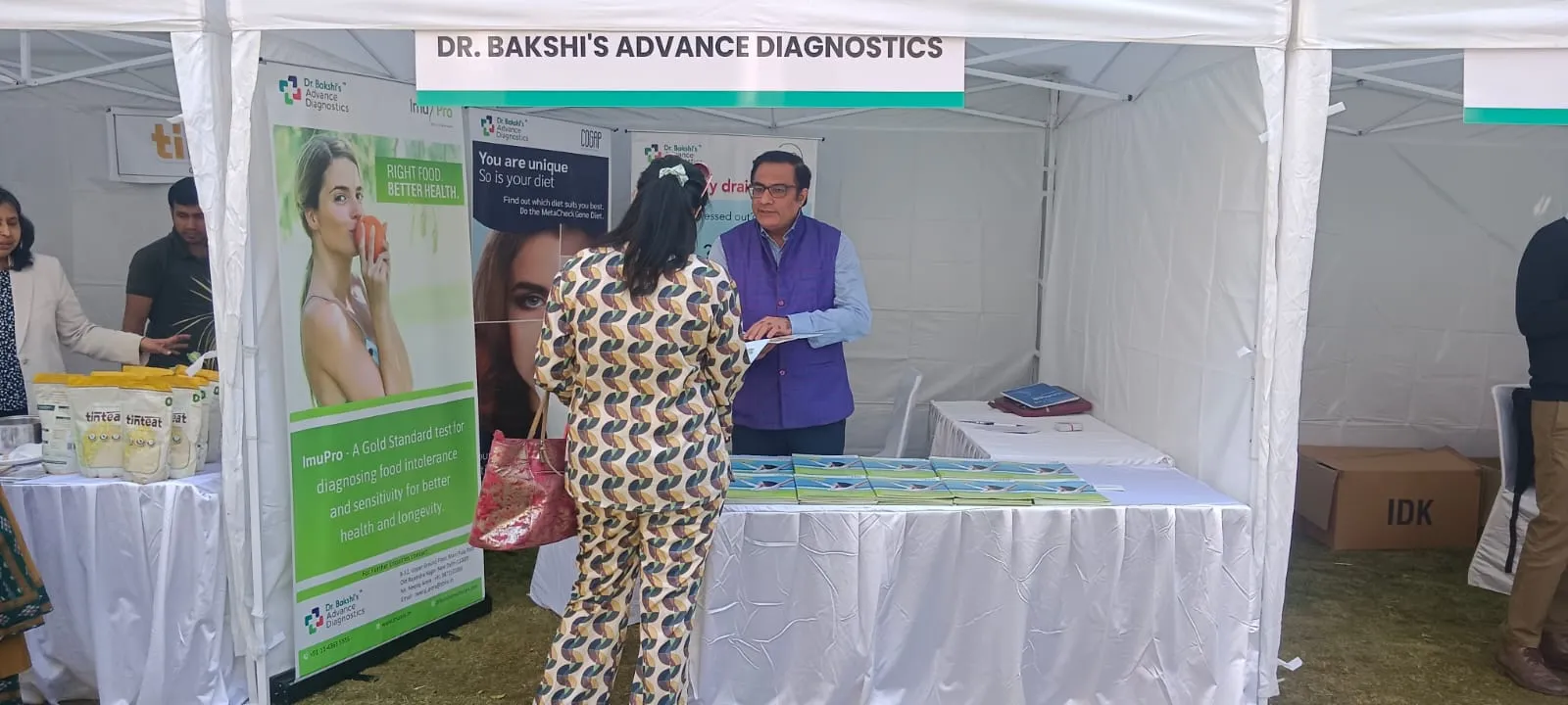 Neeraj Arora discussing the ImuPro test with a client during the event