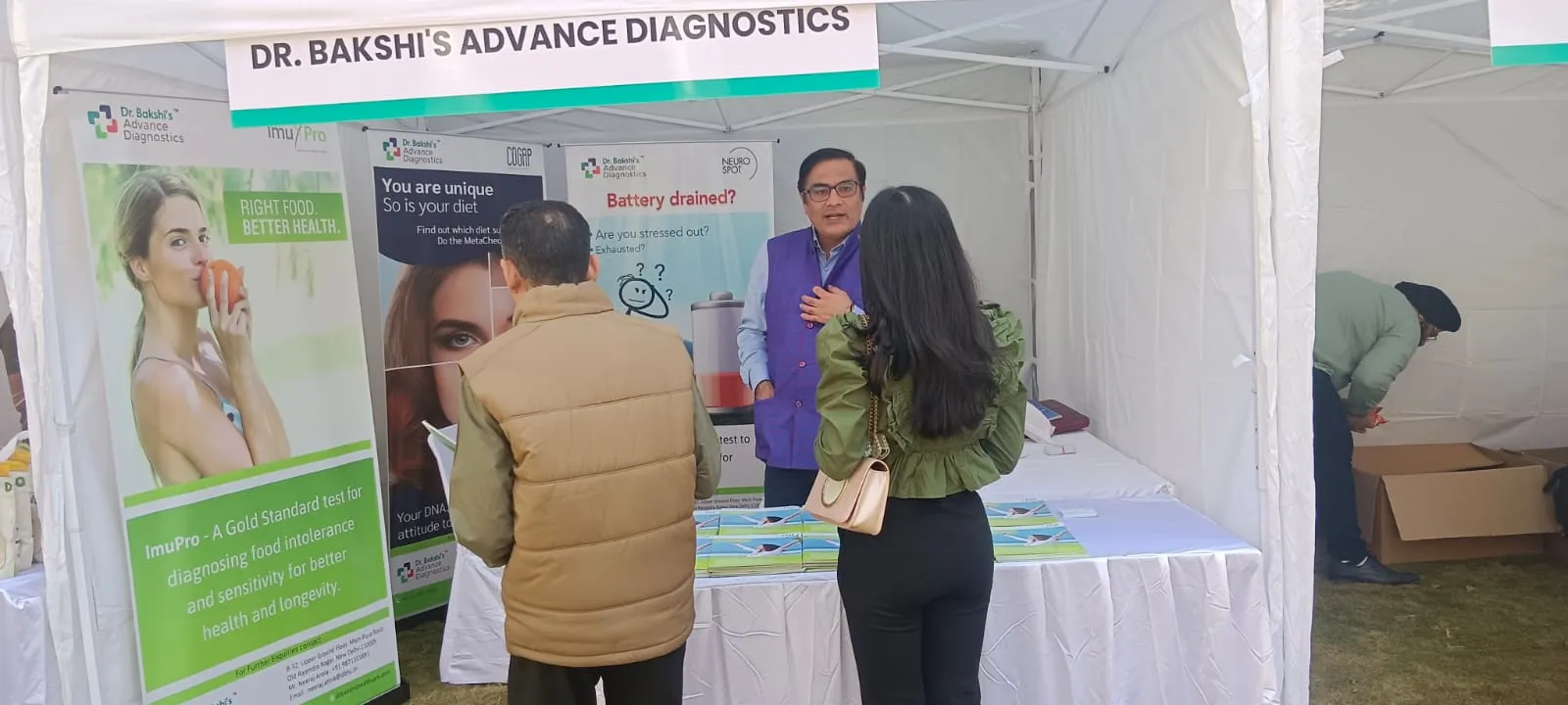 Neeraj Arora discussing the Histamine Intolerance test with a client during the event