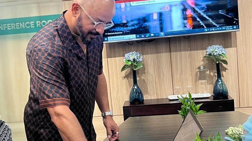 Indian cricketer Murali Kartik launching the official DBAD website